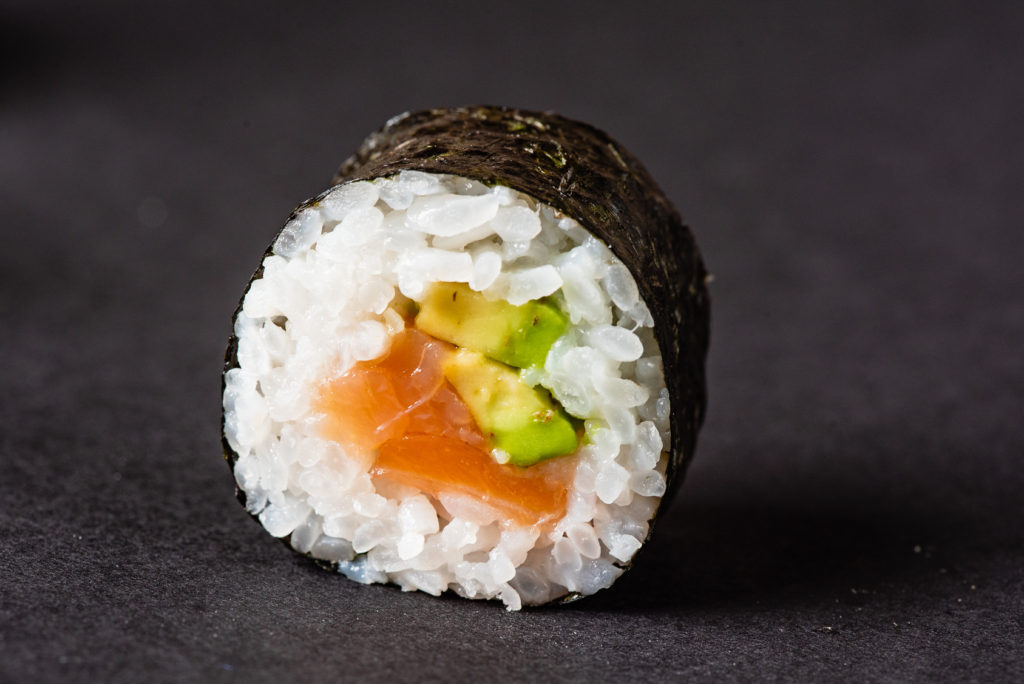 Sushi na ciemnym stole