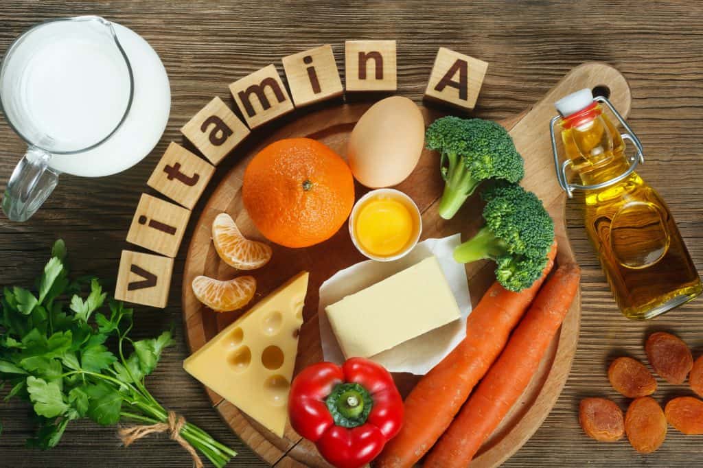 Witamina A w żywności. Naturalne produkty bogate w witamine A jak mandarynka, czerwony pieprz, liście pietruszki, suszone morele, marchew, brokuły, masło, żółty ser, mleko, żółtko jajka i olej z wątroby dorsza.