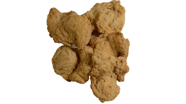 Kotlety sojowe surowe rozsypane na stole