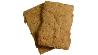 Kotlety sojowe maxi na białym tle