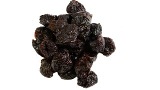 Śliwki suszone francuskie bez konserwantów  luzem na białym tle