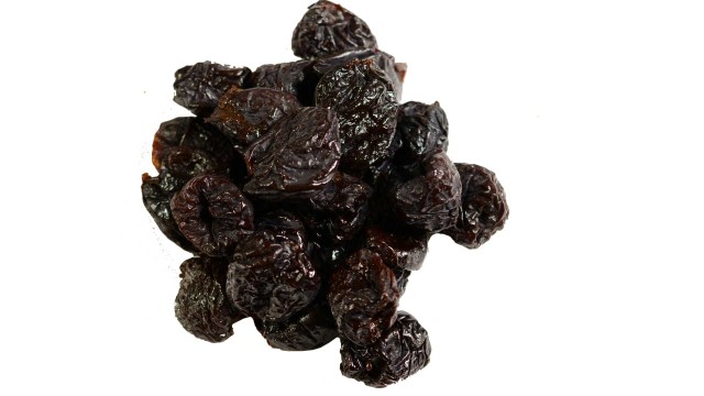 Śliwki suszone francuskie bez konserwantów  luzem na białym tle