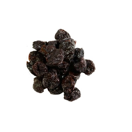 Śliwki suszone francuskie bez konserwantów  luzem na białym tle