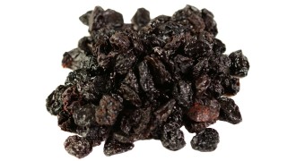 wiśnie suszone bez pestek luzem na stole