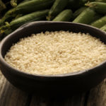 ryż w drewnianej misce