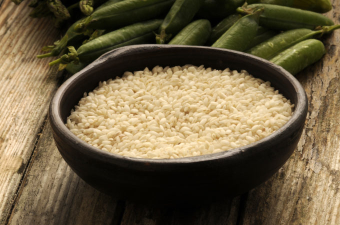 ryż w drewnianej misce