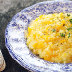 risotto podane na kolorowym talerzu