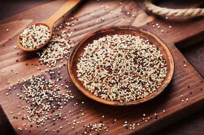 Quinoa biała, czerwona i czarna w ziarnach