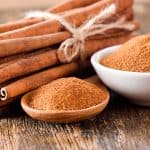Laski cynamonu i proszek z cynamonu