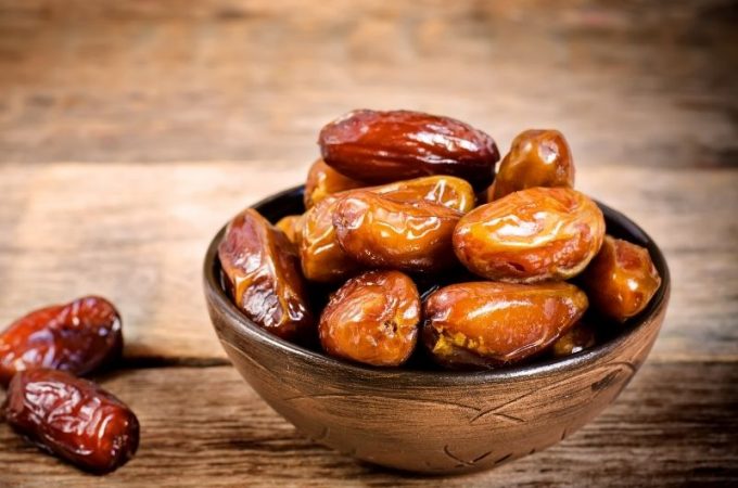 suszone daktyle w drewnianej misce