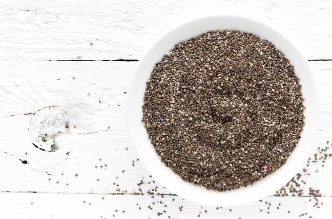 Nasiona chia w białej misce.