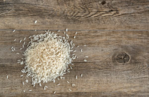 Ryż basmati rozsypany na drewnianym stole