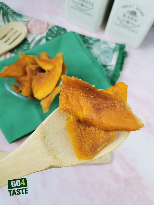 Plastry suszonego mango widoczne z bliska, położone na drewnianej łyżce
