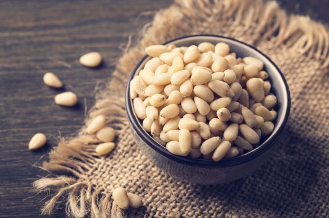 Jak uprażyć orzeszki piniowe?