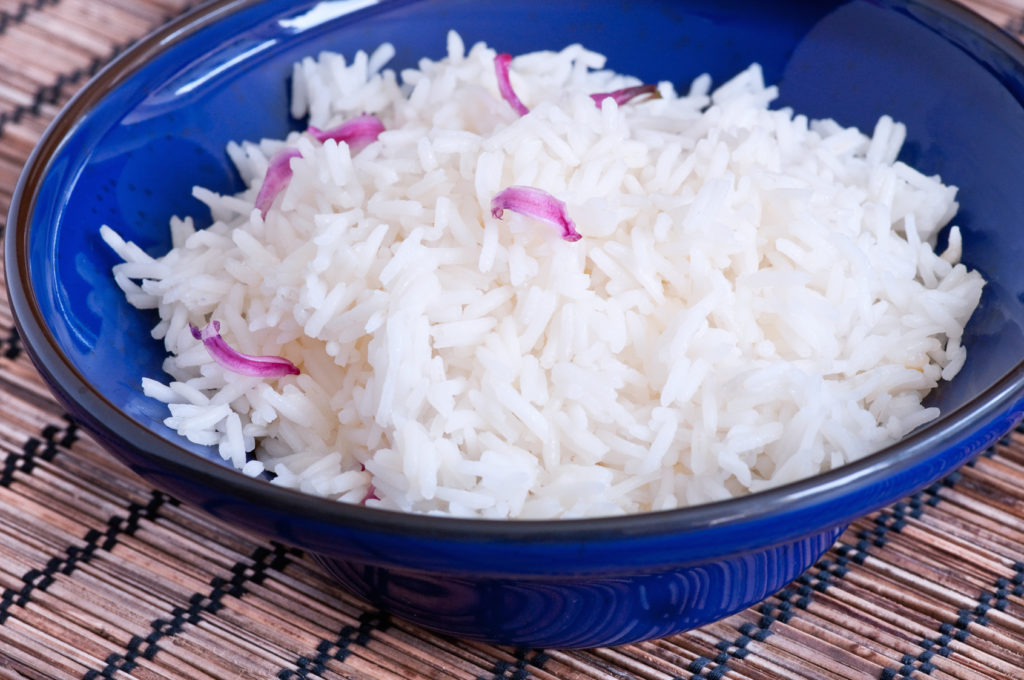 Ugotowany ryż basmati w niebieskiej misce