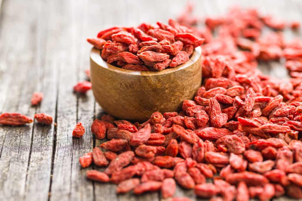 Jagody goji suszone w misce i na stole