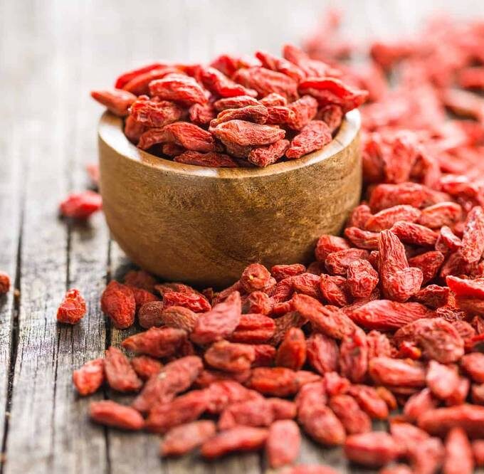 Jagody goji suszone w misce i na stole
