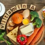 Źródła Witaminy A w żywności. Naturalne produkty bogate w witamine A jak mandarynka, czerwony pieprz, liście pietruszki, suszone morele, marchew, brokuły, masło, żółty ser, mleko, żółtko jajka i olej z wątroby dorsza.