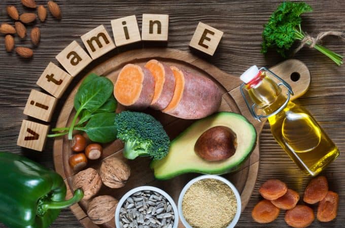 Żywność bogata w witamine E, morele suszone, orzehy laskowe, migdały, awokado, orzechy włoskie, brokuły, słonecznik, szpinak, zielona papryka