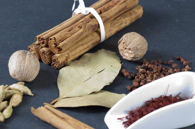 przyprawy na stole, cynamon cejloński, imbir, goździki
