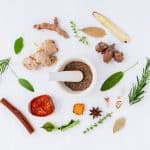 Przyprawy i zioła na stole