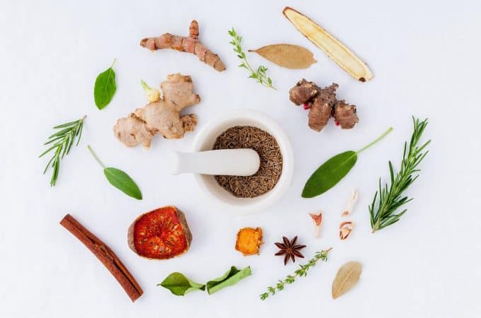 Przyprawy i zioła na stole