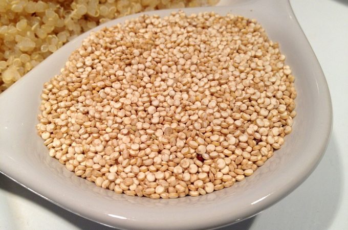 Ziarna komosy ryżowej na łyżce