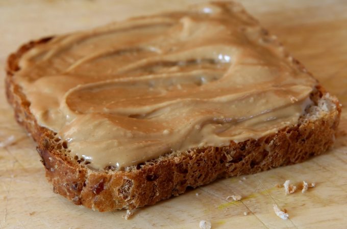 Masło orzechowe posmarowane na kromce chleba