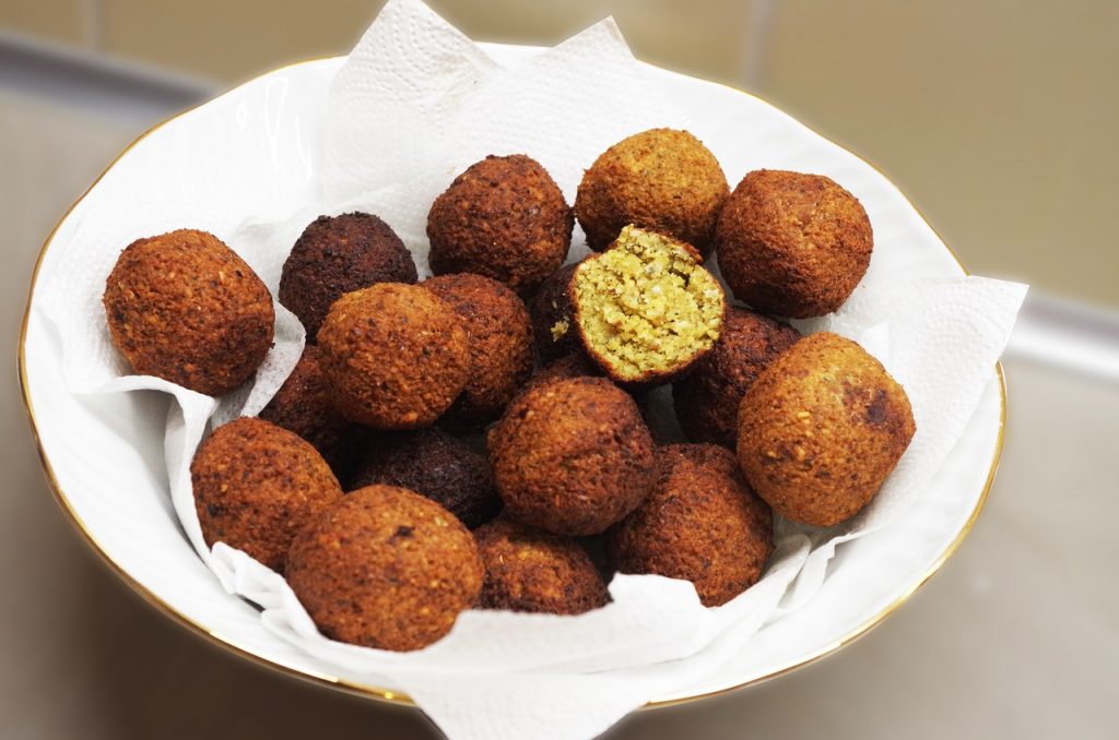 Falafele w miseczce z mąką z ciecierzycy