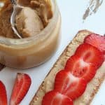 Pasta orzechowa z truskawkami na kanapce