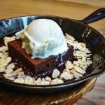 Brownie z lodami i płatkami migdałowymi