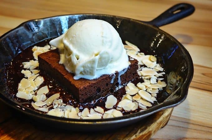 Brownie z lodami i płatkami migdałowymi