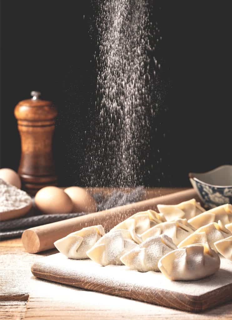 Pierogi posypane mąką ryżową