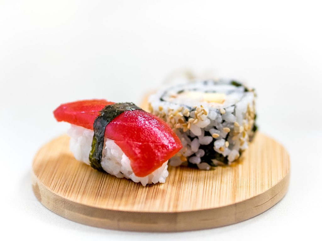 Japońskie sushi przyprawione sezamem na drewnianej desce