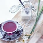 Herbata w filiżance słodzona erytrolem