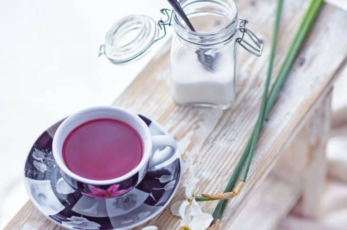 Herbata w filiżance słodzona erytrolem