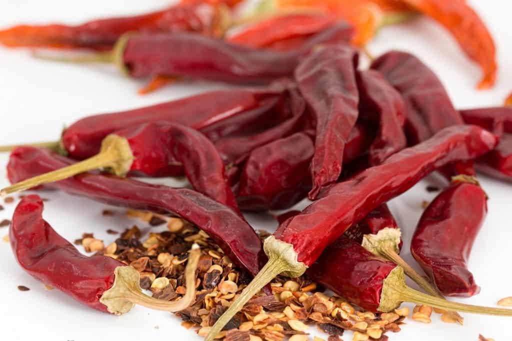 Papryki cayenne na blacie