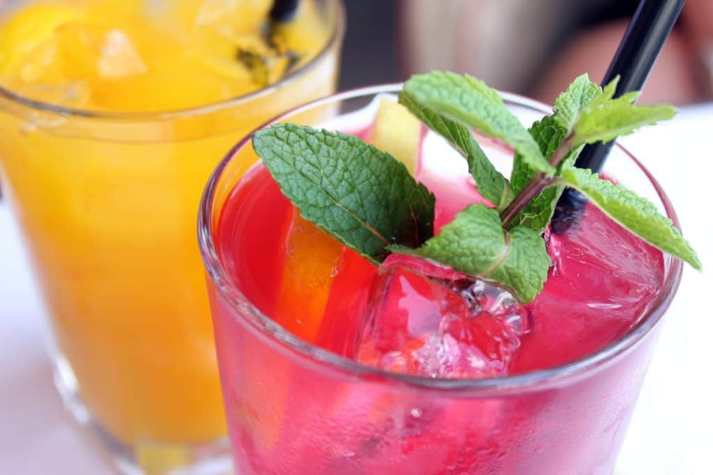 liście mięty jako dekoracja napoi