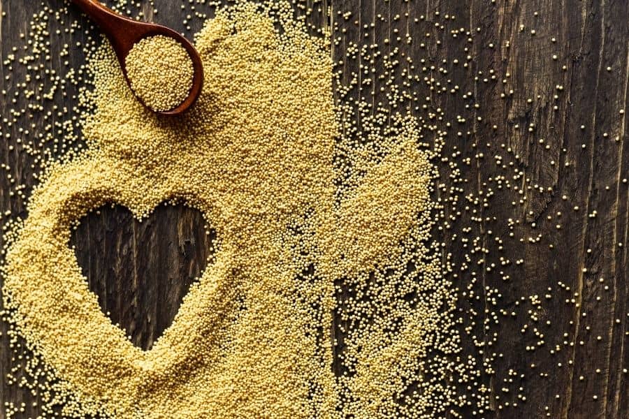 Ziarna amarantusa rozsypane na stole kuchennym
