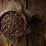 Ziarna ziele angielskiego w misce