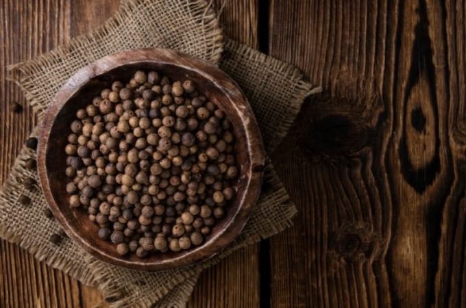 Ziarna ziele angielskiego w misce