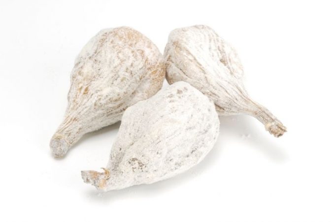 biały nalot na figach