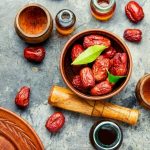 daktyle chińskie w drewnianej misce i na stole