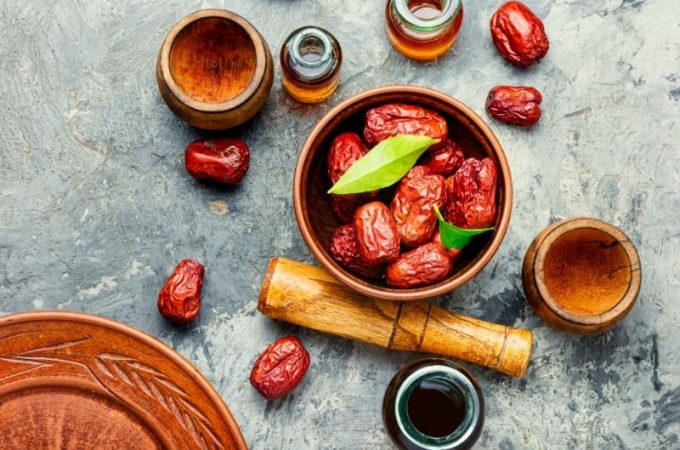 daktyle chińskie w drewnianej misce i na stole