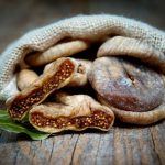 Figi suszone przechowywane w bawełnianej torbie