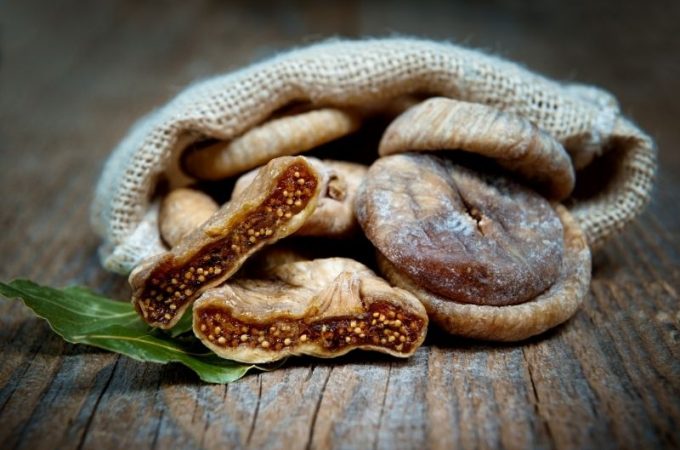 Figi suszone przechowywane w bawełnianej torbie