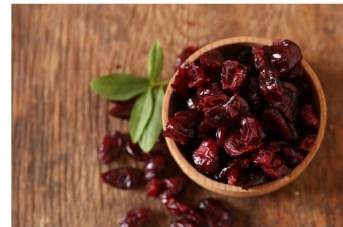 Suszona żurawina w misce