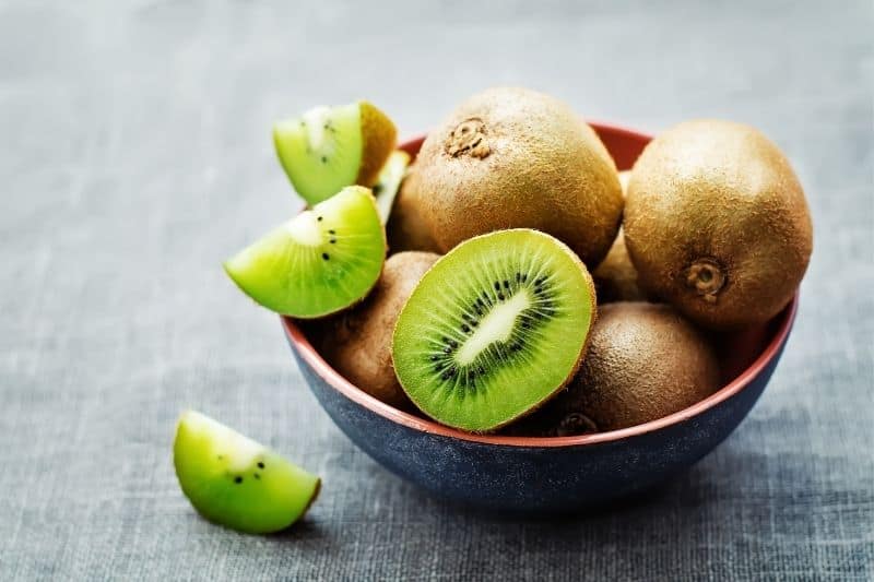 Zbliżenie na owoce kiwi