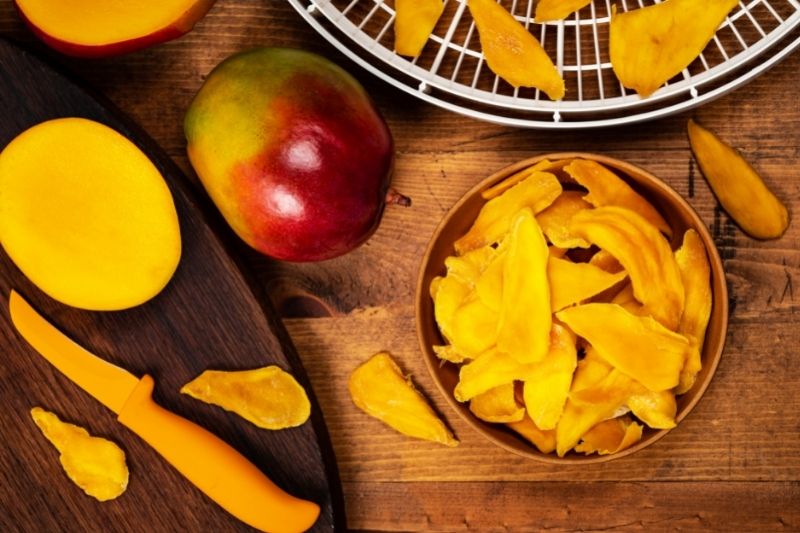 Zestawienie suszonego i świeżego mango
