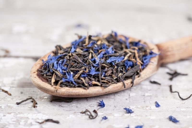 Zbliżenie na łyżeczkę pełną herbaty Earl Grey